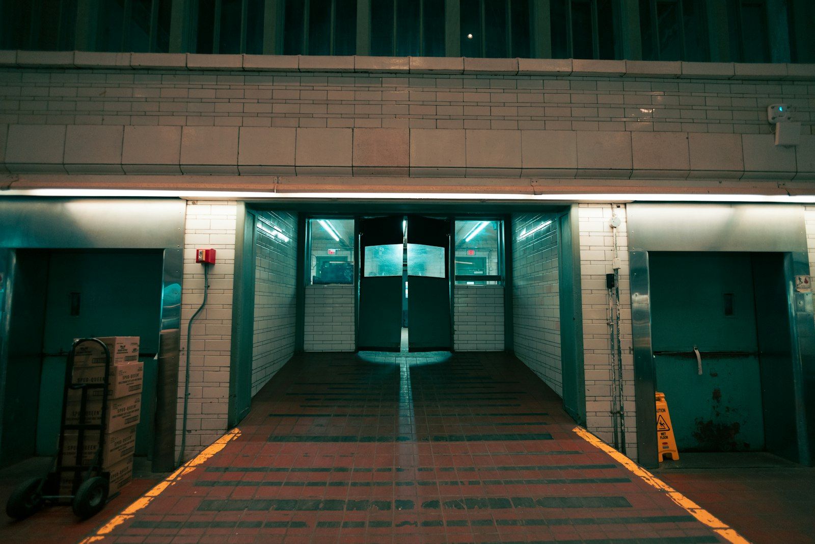 Insulated loading bay